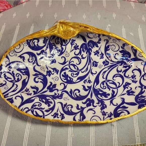 DECOUPAGE CLAM SHELL DECOUPAGE PURPLE SWIRLS ON A CLAM SHELL TRINKET DISH - Picture 4 of 11